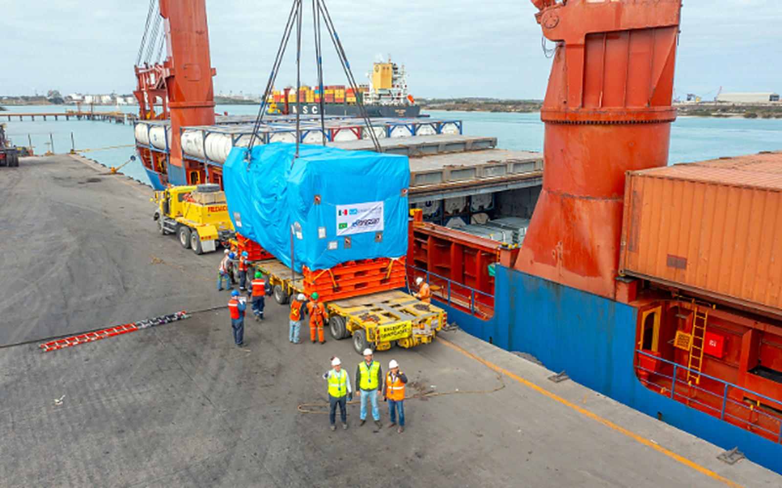 Descarga de una prensa industrial sobre remolque modular en terminal portuaria