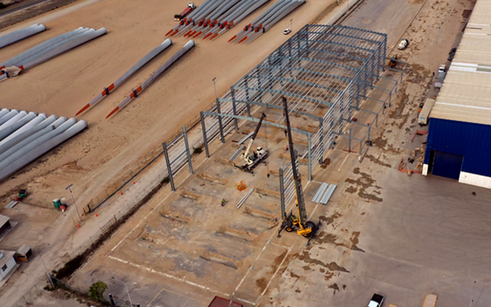 Vista aérea de la estructura de acero de una nave industrial en construcción